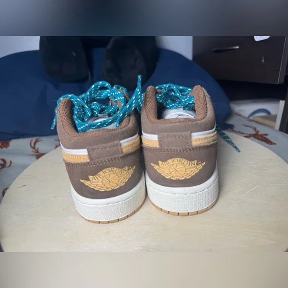 Jordan 1 low kids Brown and White Sneakers - Picture 2 of 5